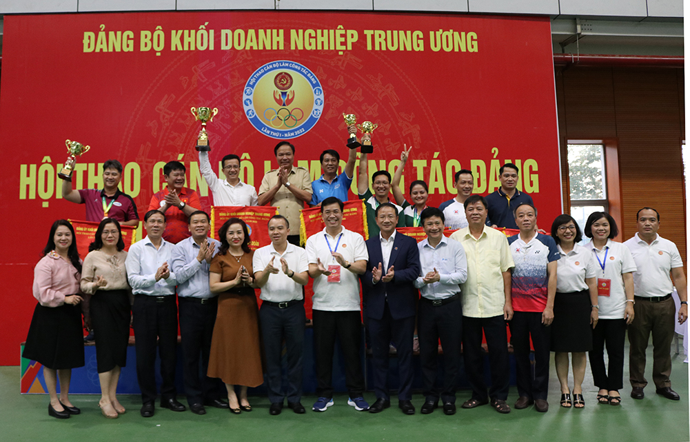 Đồng chí Lê Văn Châu - Phó Bí thư Đảng ủy Khối DNTW phát biểu khai mạc hội thao.