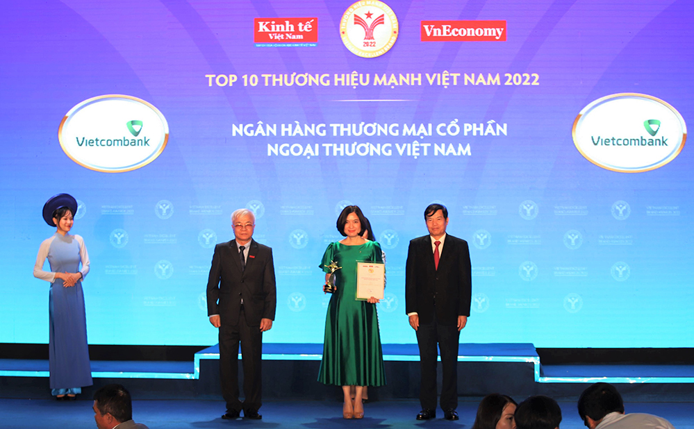 Đại diện Vietcombank, Phó Tổng giám đốc Phùng Nguyễn Hải Yến nhận biểu trưng “Thương hiệu Mạnh Việt Nam năm 2022” từ Ban tổ chức chương trình.