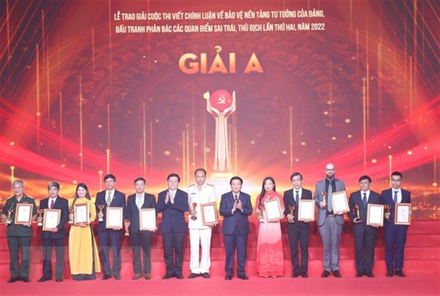 Đồng chí Nguyễn Xuân Thắng và đồng chí Nguyễn Trọng Nghĩa trao giải A cho các tác giả, nhóm tác giả.