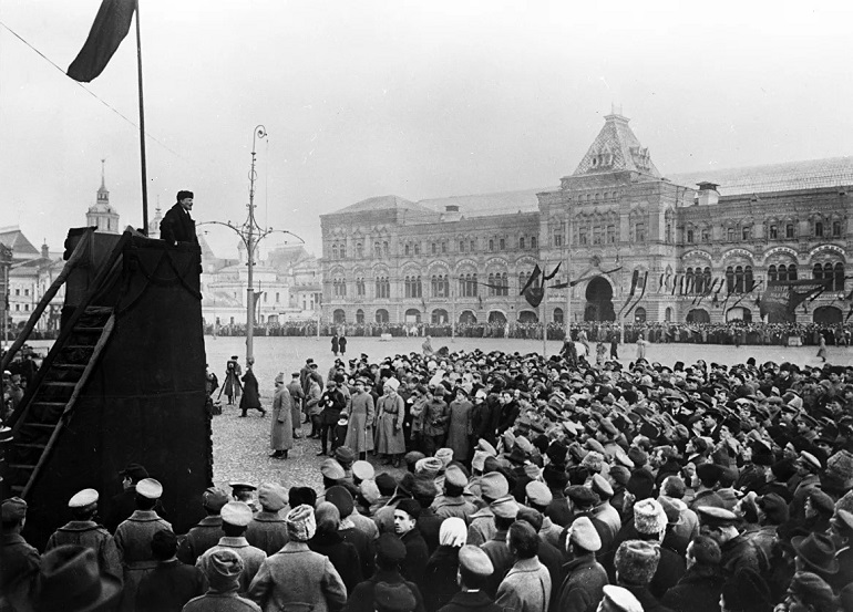 V.I.Lênin đọc diễn văn tại Quảng trường Đỏ ở Moskva trong Lễ kỷ niệm một năm ngày Cách mạng Tháng Mười Nga thành công, ngày 7/11/1918. (Ảnh: Tư liệu TTXVN)