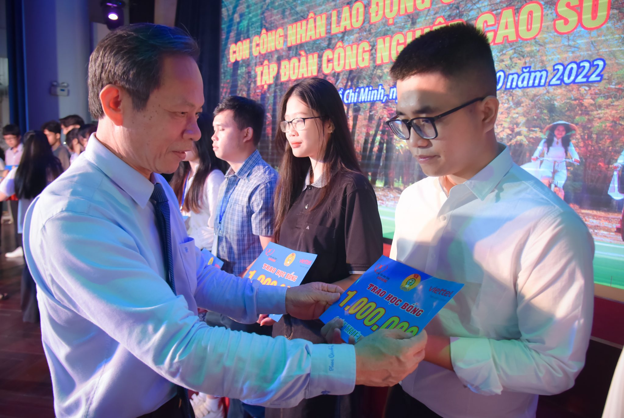 Đồng chí Trần Ngọc Thuận – Thành viên HĐQT, Chủ tịch Hội khuyến học 28/10 trao học bổng cho các em HSSV.