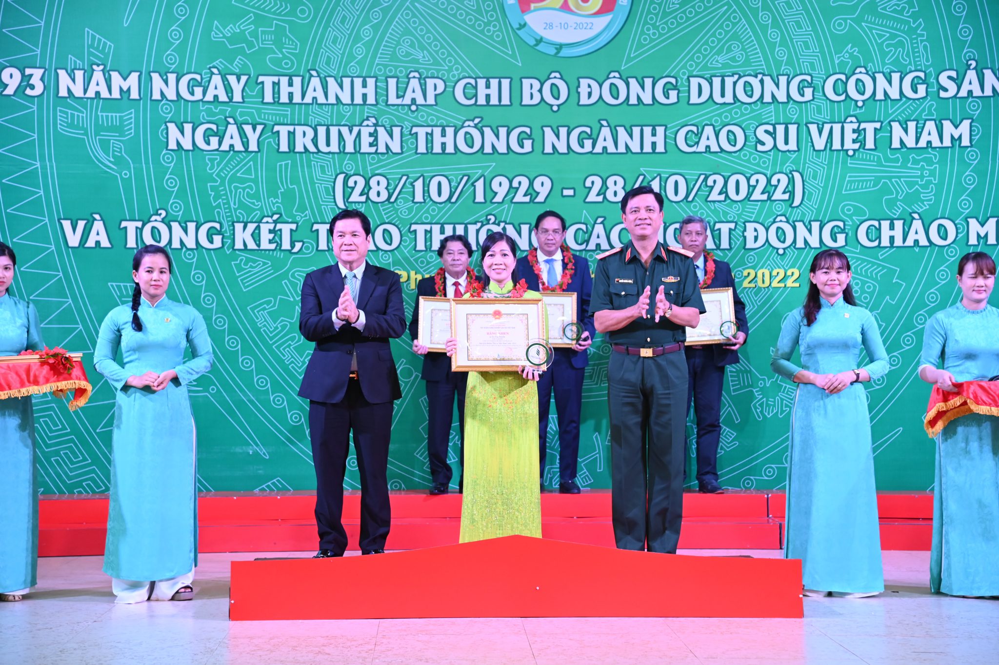 Thiếu tướng Nguyễn Trường Thắng – UV BCH TW Đảng, UV Quân ủy Trung ương, Tư lệnh Quân khu 7 (bên phải) và ông Lê Thanh Hưng – TGĐ VRG (bên trái) trao giải thưởng Cao su Việt Nam.