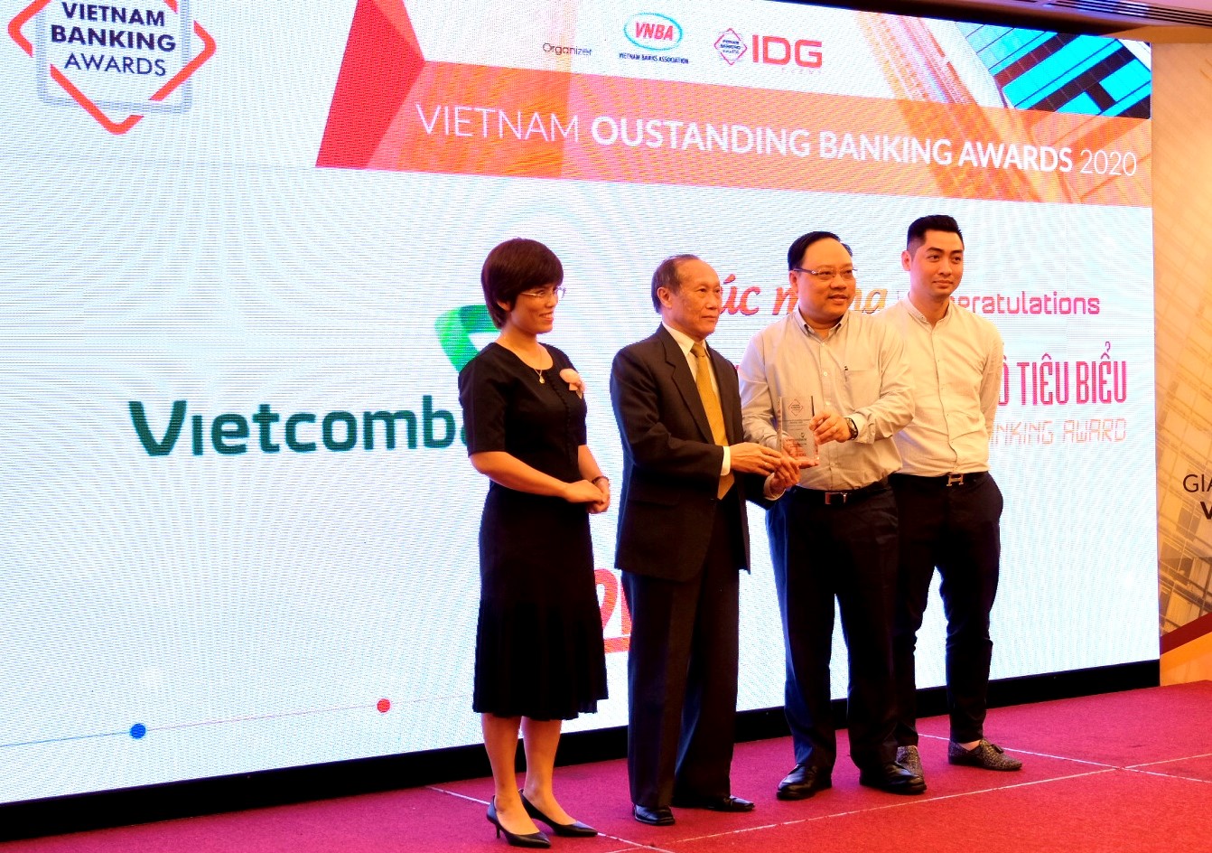 Đại diện VCB nhận giải thưởng “Ngân hàng chuyển đổi số tiêu biểu của Việt Nam năm 2020”.