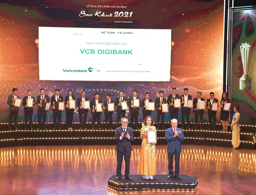 Lãnh đạo VCB nhận Giấy chứng nhận và Cup vinh danh giải thưởng Sao Khuê 2021.