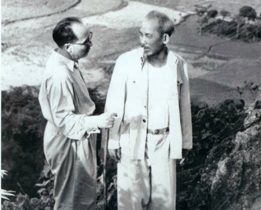 Bác Hồ với đồng chí Nguyễn Lương Bằng,Tổng Giám đốc đầu tiên của Ngân hàng Quốc gia Việt Nam (ảnh chụp ngày 19/5/1957).