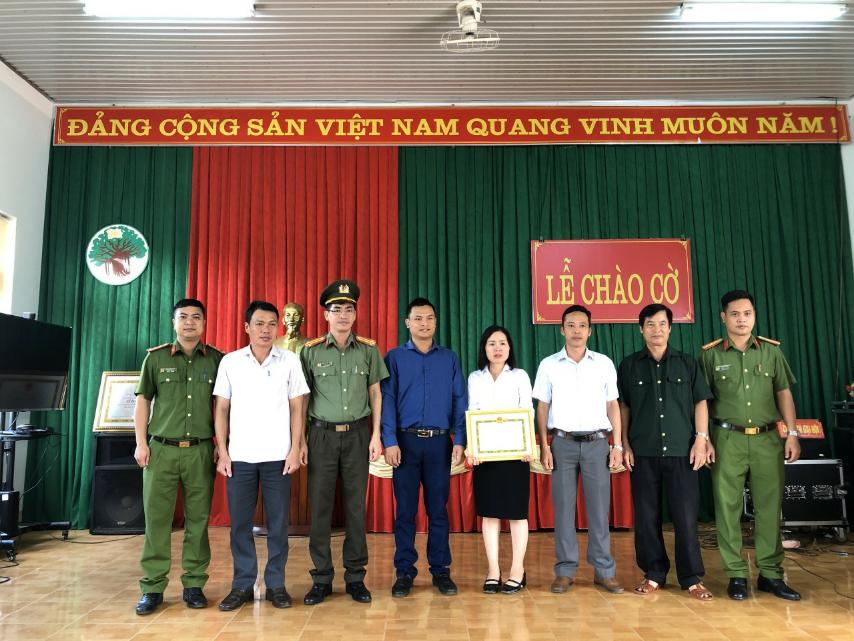 Chị Hà Thị Mai, nhân viên BĐ-VHX Đức Mạnh nhận Bằng khen về thành tích tốt trong phong trào toàn dân bảo vệ an ninh, Tổ quốc năm 2022.