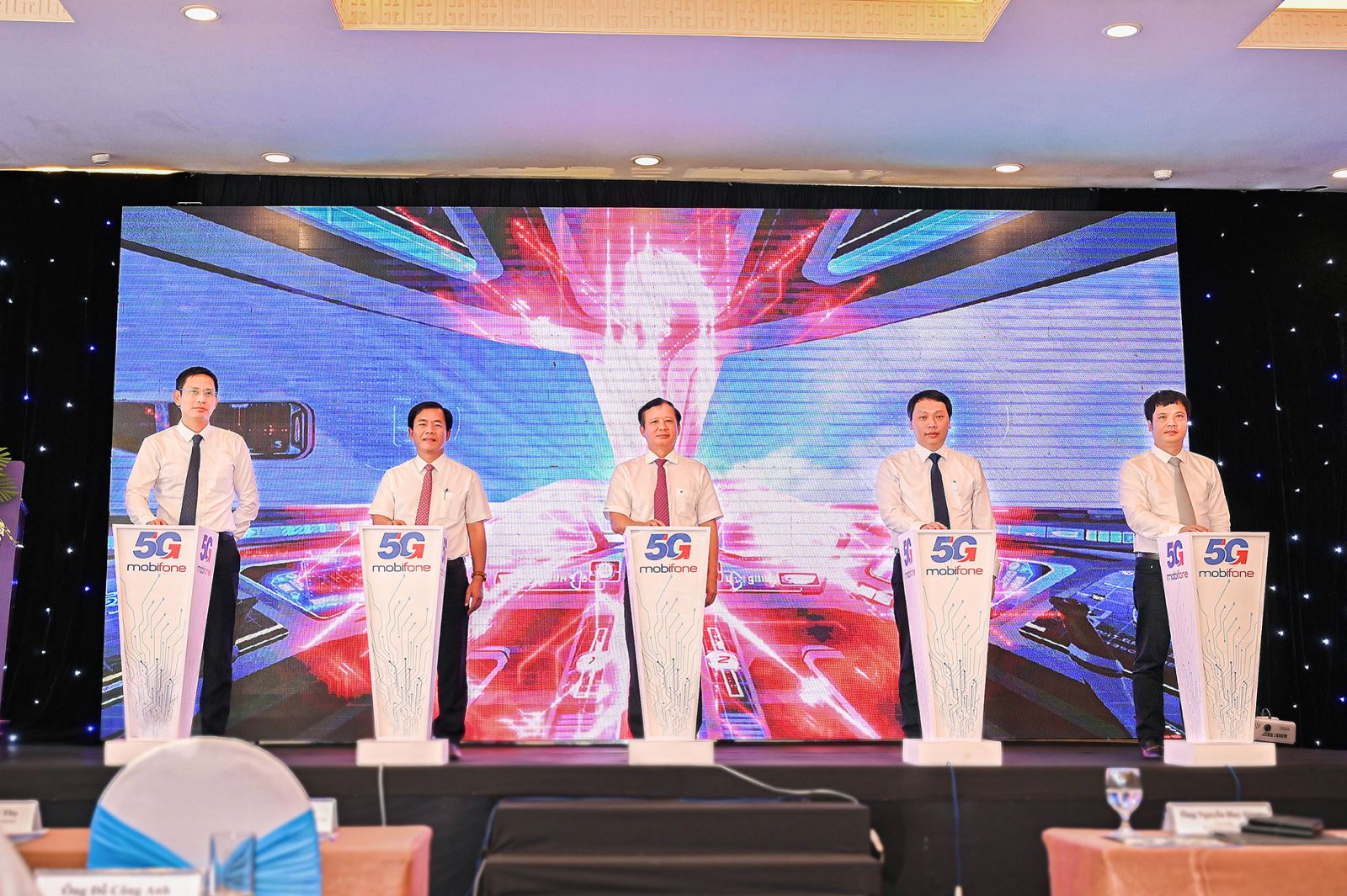 Đồng chí Nguyễn Hồng Hiển, Bí thư Đảng ủy, Chủ tịch Tổng công ty Viễn thông MobiFone (ngoài cùng bìa trái) cùng lãnh đạo Bộ TT&TT, lãnh đạo tỉnh Thừa Thiên - Huế nhấn nút khai trương 5G tại thành phố Huế.