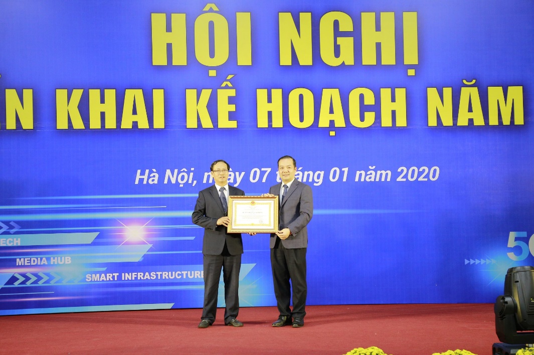 Nguyên Chủ tịch HĐTV VNPT Phạm Đức Long trao tặng Huân chương  Lao động hạng Nhất cho đồng chí Nguyễn Hữu Thường