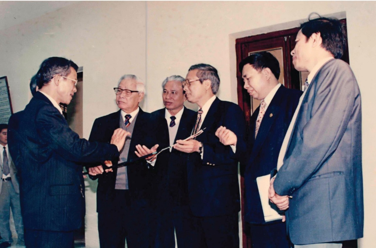 Thủ tướng Chính phủ Võ Văn Kiệt nghe lãnh đạo ngành Bưu Điện báo cáo về định hướng phát triển cáp quang