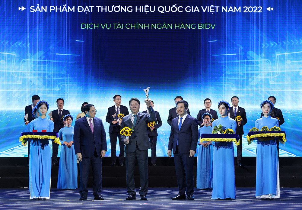 Phó Tổng Giám đốc BIDV Trần Phương đại diện Ngân hàng nhận biểu trưng “Thương hiệu quốc gia” năm 2022.