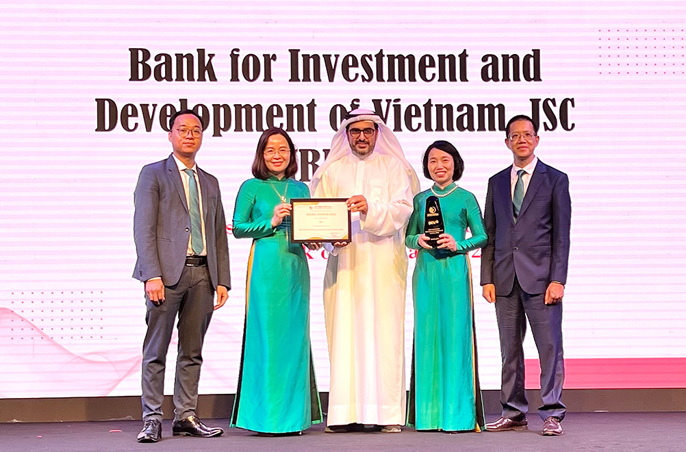 Đại diện BIDV nhận giải thưởng Ngân hàng quản lý rủi ro sáng tạo nhất Việt Nam 2022.