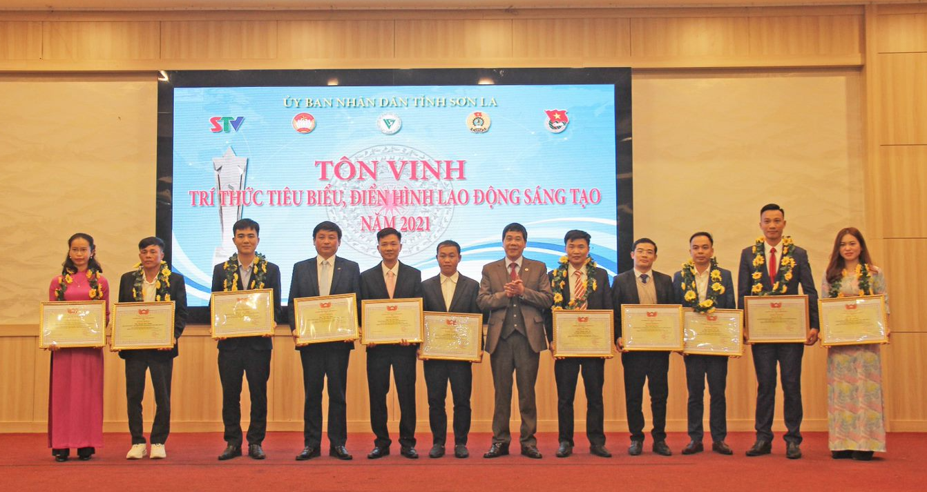 đoàn viên Đỗ Việt Bách (đứng thứ 3 từ trái sang phải) được tôn vinh Trí thức trẻ tiêu biểu năm 2021.