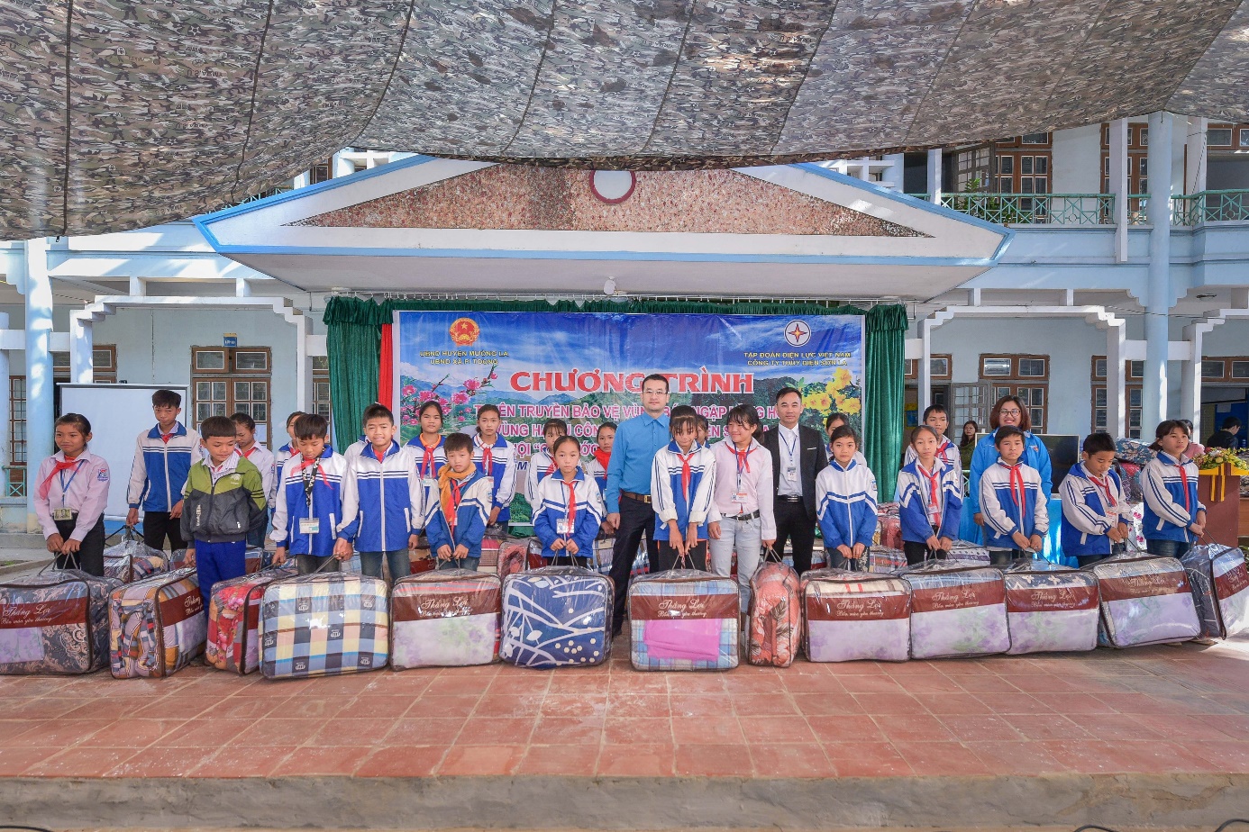 Đoàn thanh niên Công ty Thủy điện Sơn La tham gia chương trình tuyên truyền đảm bảo an toàn vùng hạ du công trình Thủy điện và tặng quà an sinh xã hội tại Xã Pi Toong – Huyện Mường La.