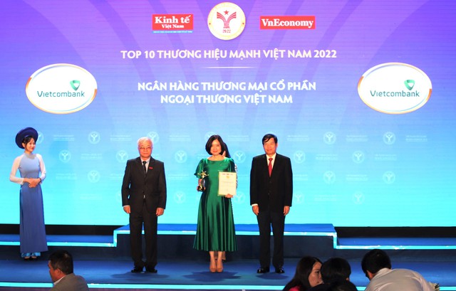 Đại diện lãnh đạo Vietcombank nhận biểu trưng “Thương hiệu mạnh Việt Nam năm 2022”