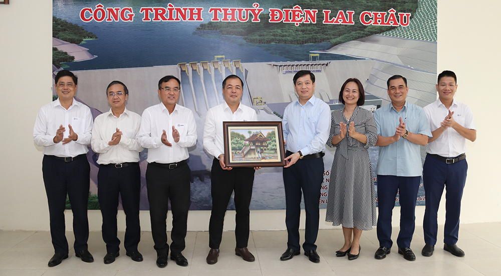Đoàn công tác của Đảng ủy Khối DNTW tặng quà lưu niệm cho Đảng ủy Công ty Thủy điện Sơn La.