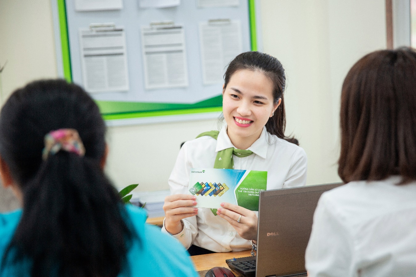 Cán bộ Vietcombank Chí Linh tư vấn sản phẩm dịch vụ khách hàng.