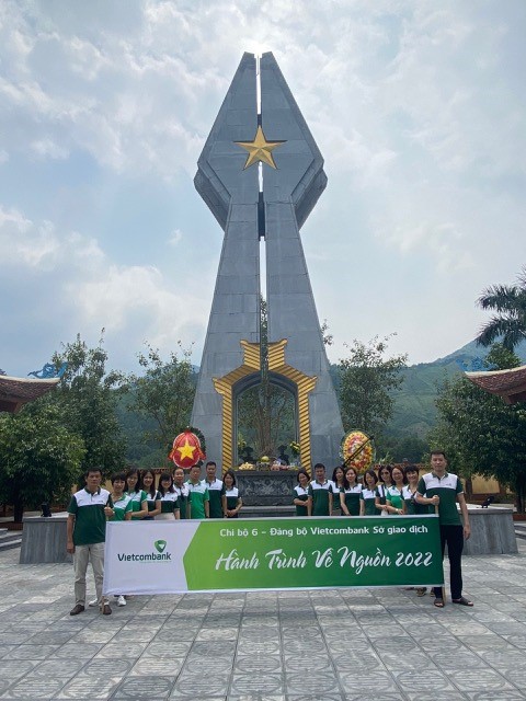 Chi bộ 6, Đảng bộ Ngân hàng TMCP Ngoại thương Việt Nam - Chi nhánh Sở giao dịch với hành trình Về nguồn đầy ý nghĩa tại Đài tưởng niệm các Anh hùng liệt sỹ Pò Hèn.