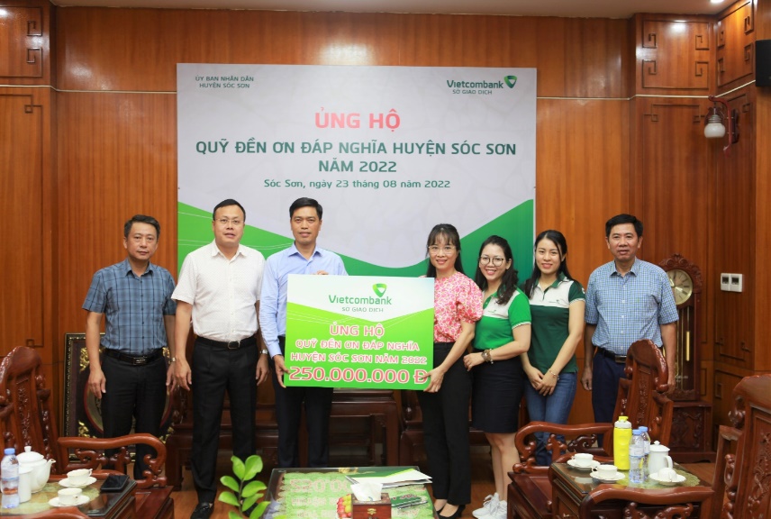 Công đoàn Vietcombank Sở giao dịch trao tặng Quỹ “Đền ơn đáp nghĩa” huyện Sóc Sơn.