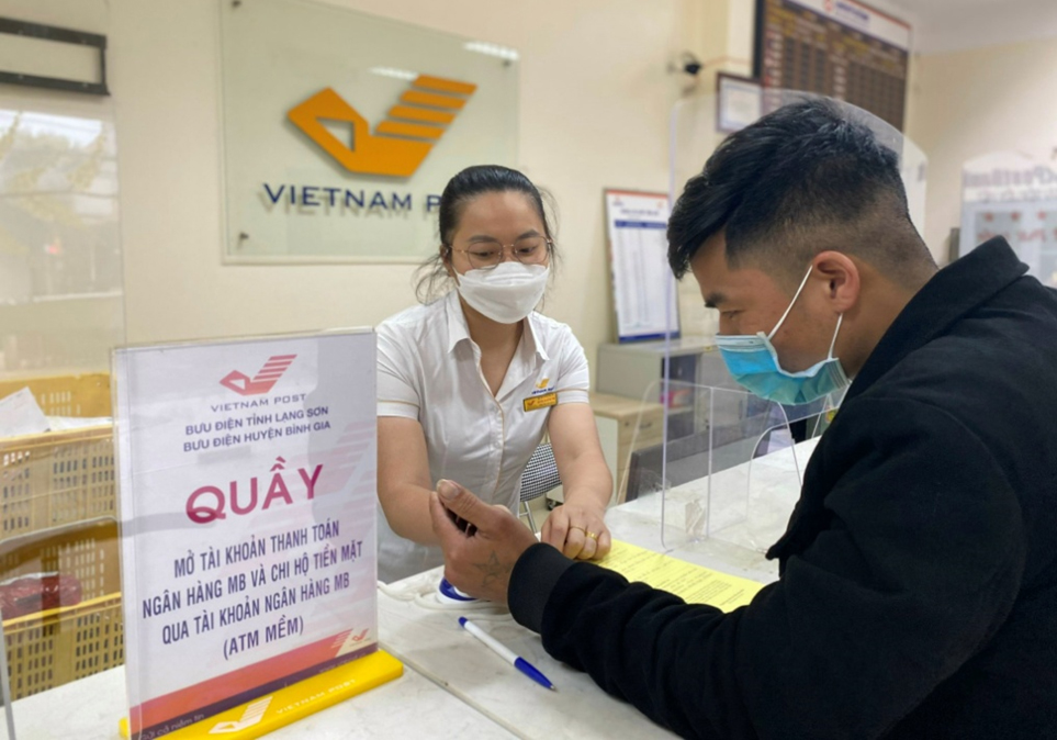 Chị Nguyễn Thị Quỳnh Anh hướng dẫn khách hàng mở tài khoản thanh toán  ngân hàng tại điểm “ATM mềm”.