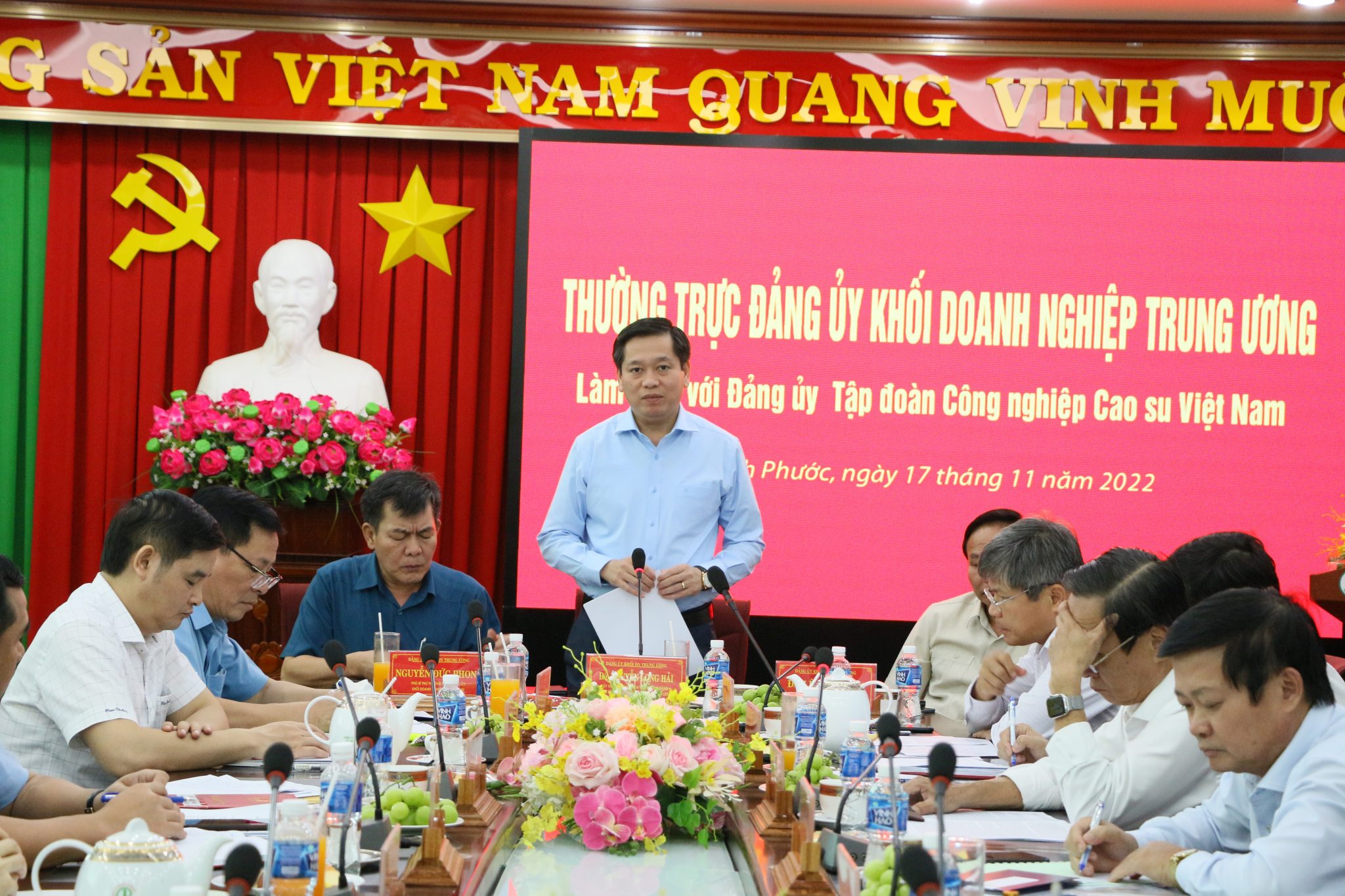 Đồng chí Nguyễn Long Hải – UV Dự khuyết BCH TW Đảng, Bí thư Đảng ủy Khối DNTW phát biểu tại buổi làm việc với BTV Đảng ủy VRG.