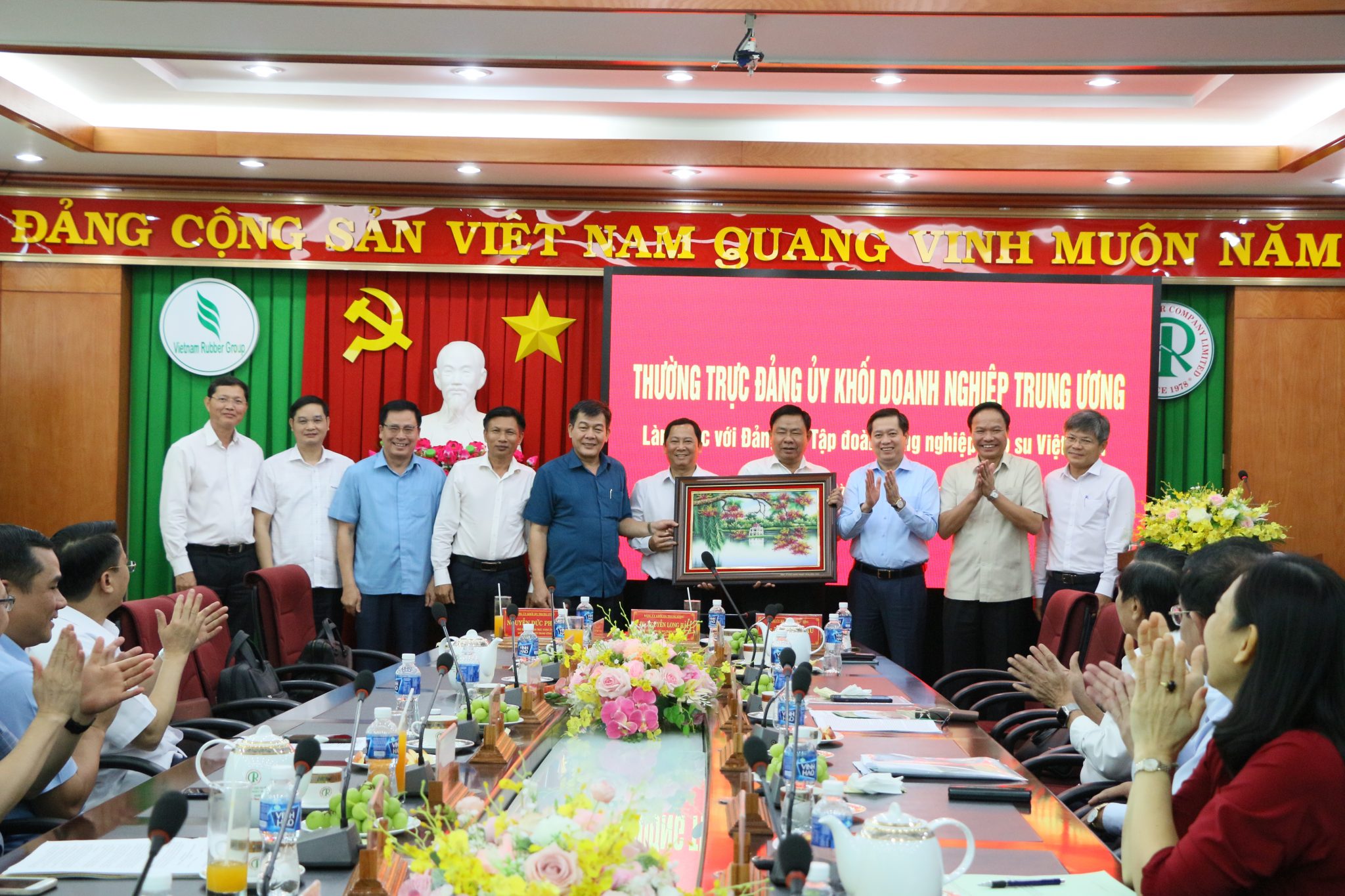 Lãnh đạo Đảng ủy Khối DNTW tặng quà lưu niệm cho Cao su Phú Riềng.