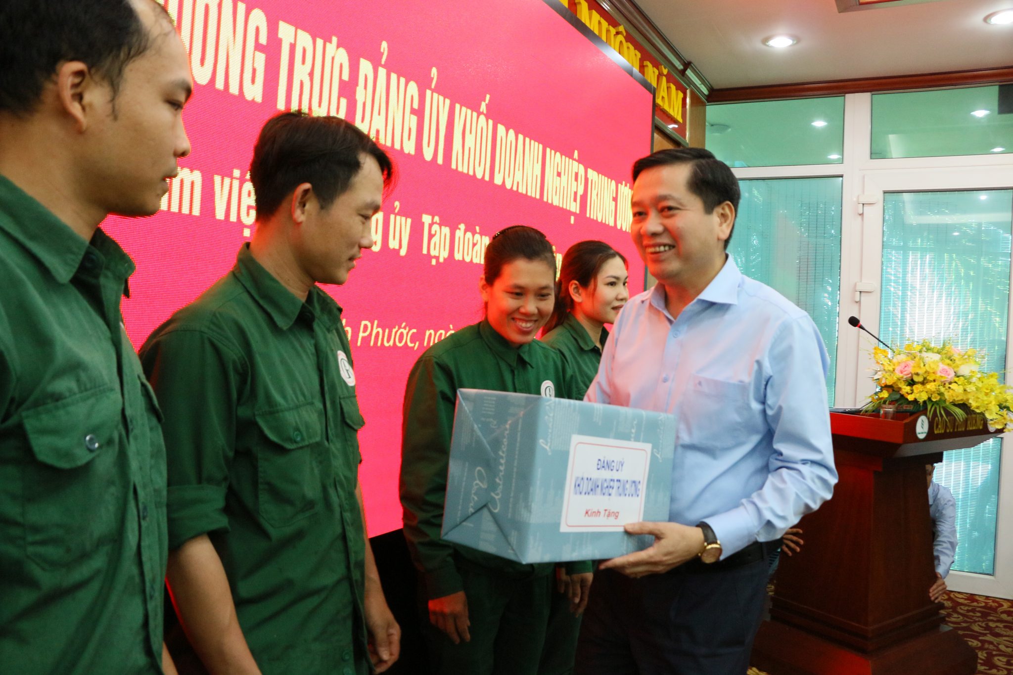 Bí thư Đảng ủy Khối DNTW tặng quà công nhân Cao su Phú Riềng.
