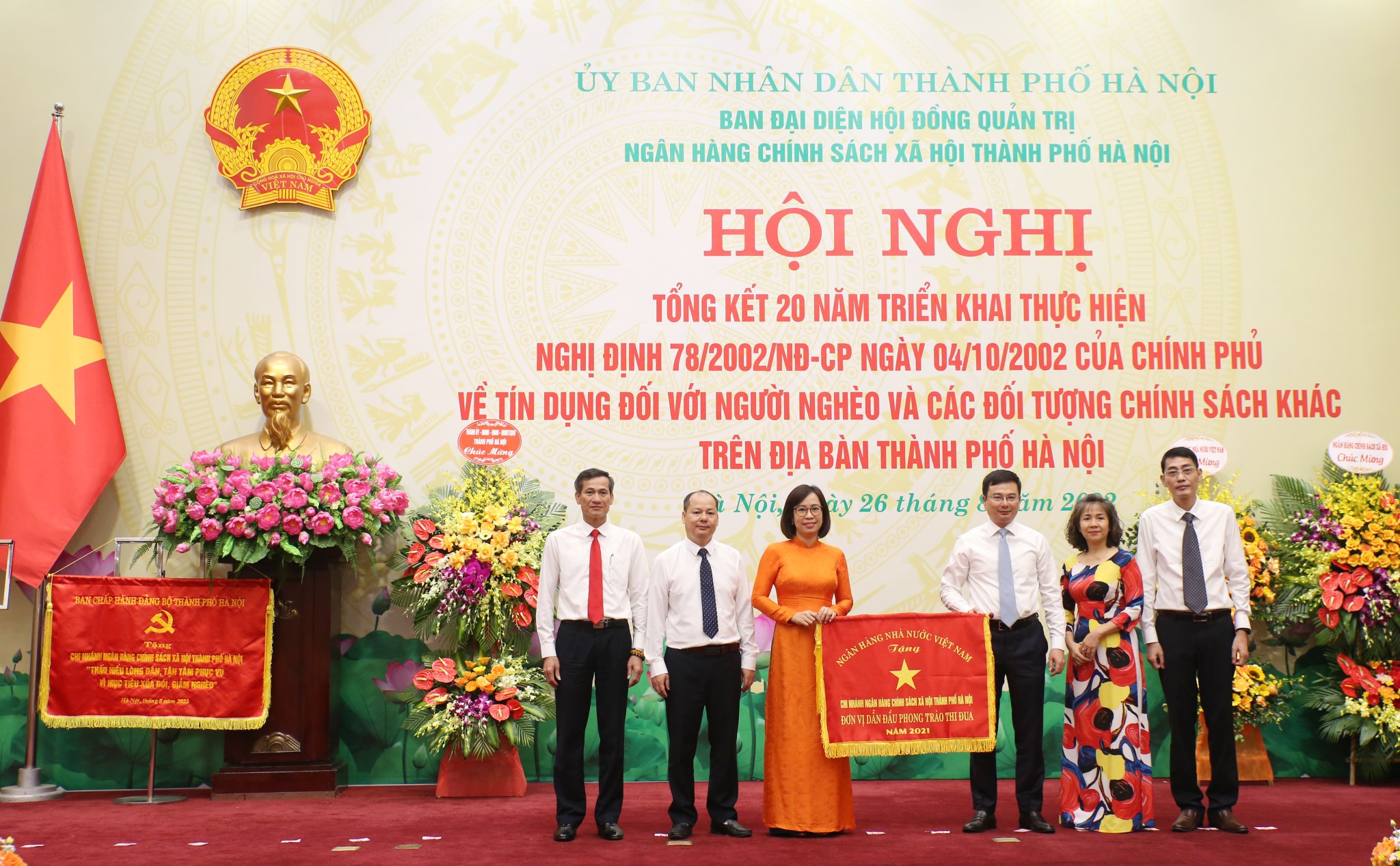 Ông Phạm Thanh Hà - Phó Thống đốc NH Nhà nước Việt Nam – tặng cờ thi đua của Ngân hàng Nhà nước Việt Nam cho Chi nhánh NHCSXH thành phố Hà Nội là đơn vị dẫn đầu các phong trào thi đua năm 2021