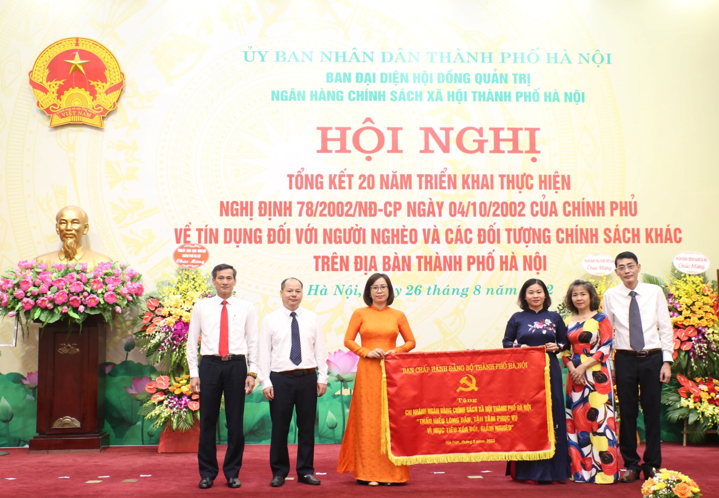 Phó Bí thư Thường trực Thành ủy Hà Nội Nguyễn Thị Tuyến trao bức trướng của Ban Chấp hành Đảng bộ thành phố Hà Nội tặng Chi nhánh Ngân hàng Chính sách xã hội thành phố Hà Nội