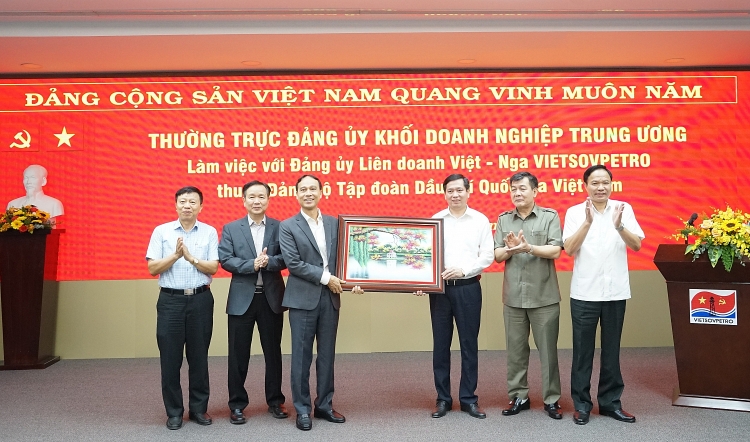 Lãnh đạo Đảng ủy Khối DNTW tặng quà lưu niệm cho Đảng ủy Vietsovpetro.