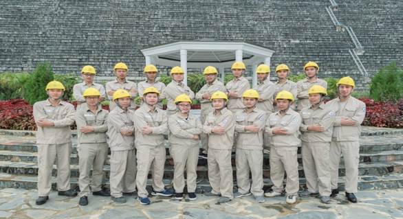 Cán bộ, công nhân Trung tâm kiểm soát an toàn công trình trên bậc thang thủy điện sông Đà  tại nhà máy Sơn La.