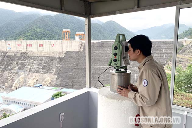 Kĩ sư Trung tâm KSAT quan trắc chuyển vị công trình thủy điện Sơn La