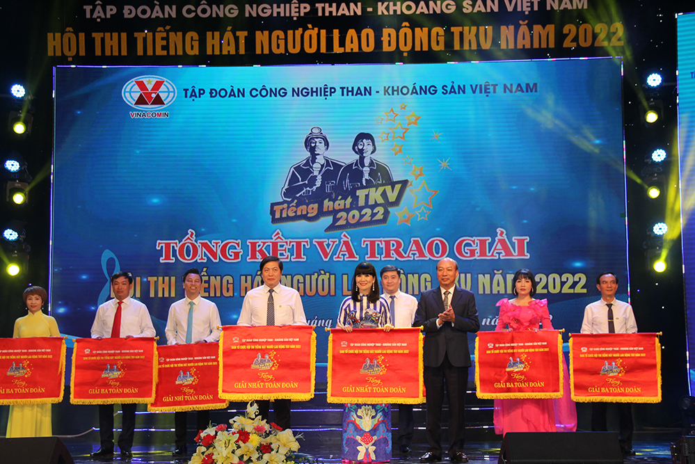 Đ/c Lê Minh Chuẩn, Bí thư Đảng uỷ, Chủ tịch HĐTV Tập đoàn trao giải Nhất toàn đoàn cho Công ty Tuyển than Cửa Ông và Công ty Than Hòn Gai.