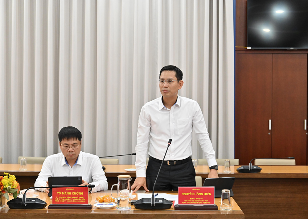 đồng chí Nguyễn Hồng Hiển - Bí thư Đảng ủy, Chủ tịch HĐTV MobiFone báo cáo Về hướng phát triển trong thời gian tới của MobiFone.