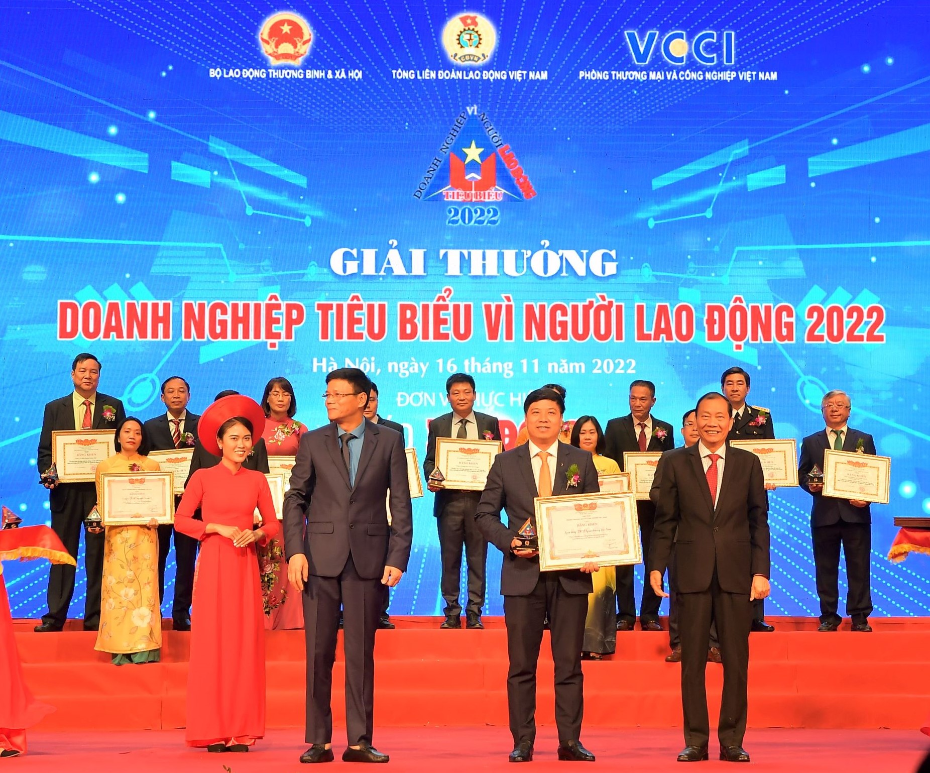 đại diện Vietcombank nhận giải thưởng Sản phẩm, giải pháp Chuyển đổi số tiêu biểu dành cho Ứng dụng Ngân hàng số VCB Digibank.