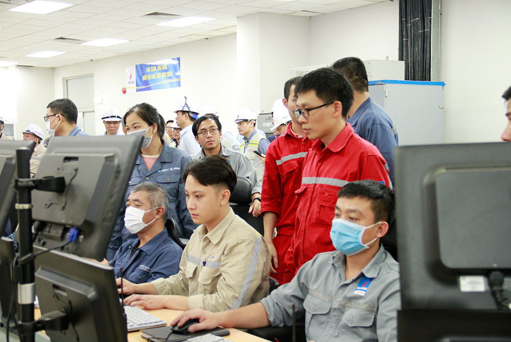 Cán bộ, chuyên viên Việt Nam cùng Nhà thầu vận hành đang tập trung hiệu chỉnh kỹ thuật nâng công suất Tổ máy số 1 NMNĐ Thái Bình 2.