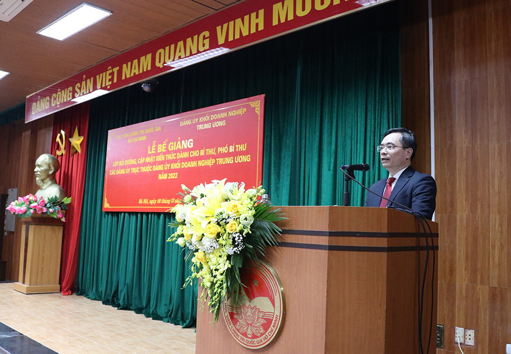 đồng chí Dương Trung Ý, Phó Giám đốc Học viện Chính trị quốc gia Hồ Chí Minh phát biểu Bế giảng lớp học.