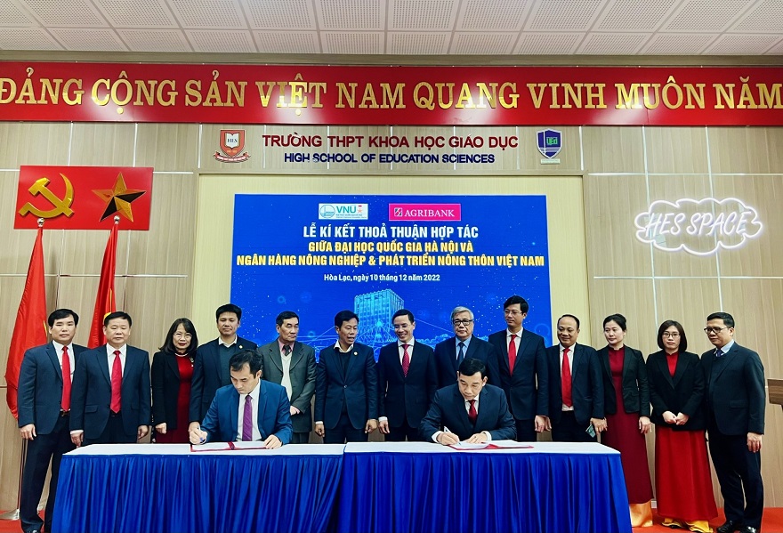 Phó Giám đốc ĐHQGHN, PGS.TS Phạm Bảo Sơn và Phó Tổng Giám đốc Agribank Trần Văn Dự thực hiện ký kết.