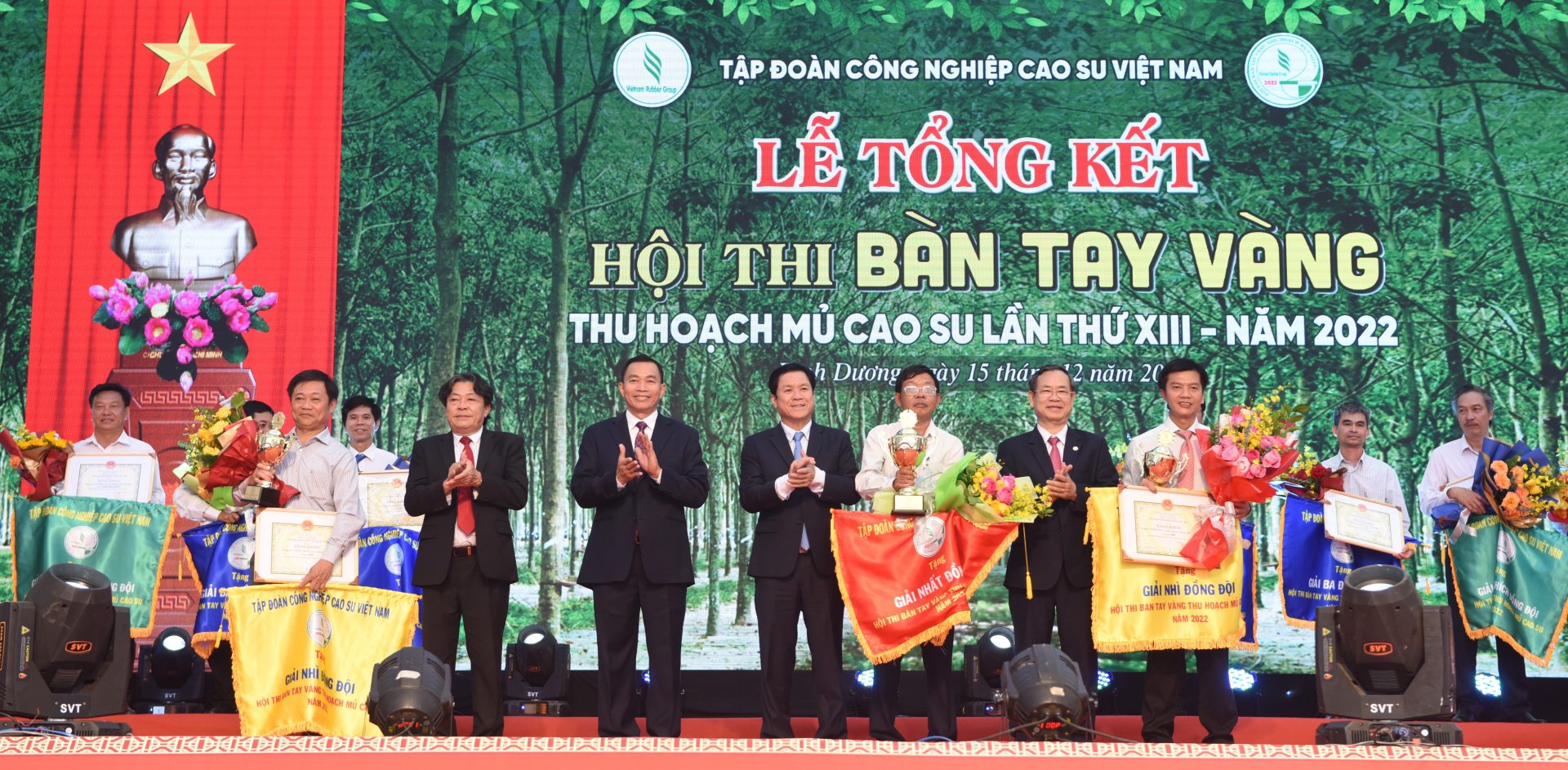 Lãnh đạo VRG trao giải Nhất đồng đội cho Cao su Phú Thịnh.