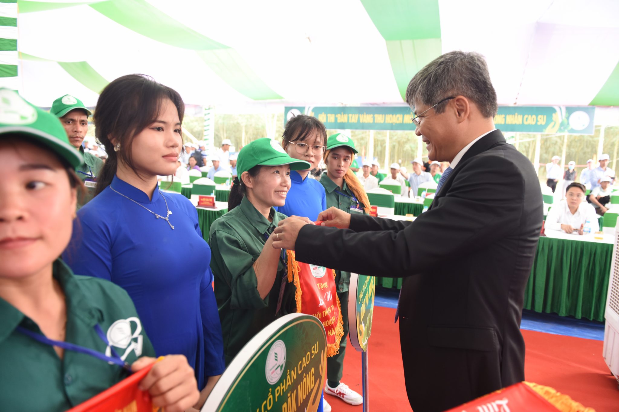 Đồng chí Trần Công Kha – Chủ tịch HĐQT VRG tặng hoa và cờ lưu niệm cho các đoàn thợ giỏi