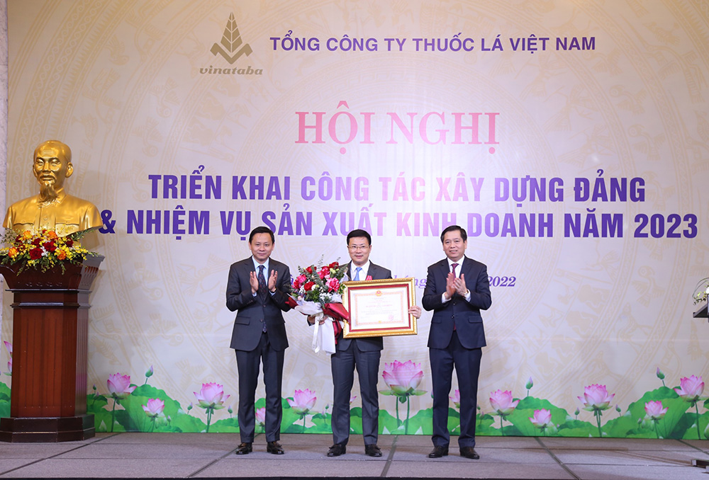 Bí thư Đảng uỷ Khối Doanh nghiệp Trung ương Nguyễn Long Hải trao Kỷ niệm chương “Vì sự nghiệp Tuyên giáo” năm 2022 cho đồng chí Tô Dũng Thái, Bí thư Đảng uỷ, Chủ tịch HĐTV Tập đoàn Bưu chính Viễn thông Việt Nam.Đàn