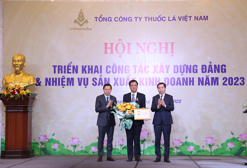 Bí thư Đảng uỷ Khối Doanh nghiệp Trung ương Nguyễn Long Hải và Bí thư Đảng uỷ, Chủ tịch HĐTV Vinataba Hồ Lê Nghĩa trao Kỷ niệm chương 