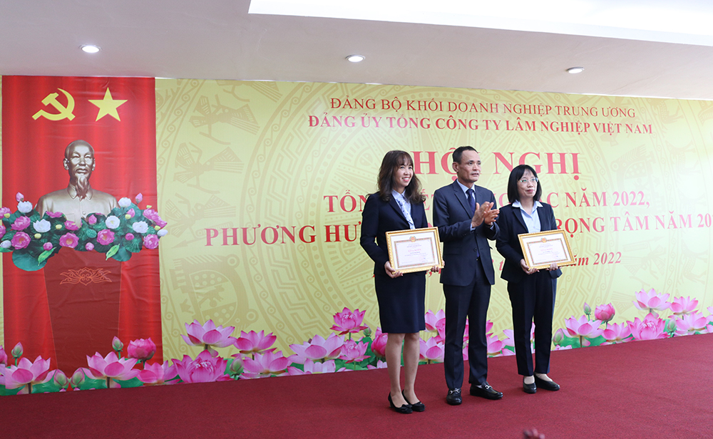 Bí thư Đảng uỷ, Chủ tịch HĐQT Tổng công ty Lâm nghiệp Việt Nam Phí Mạnh Cường tặng Giấy khen cho các chi bộ trực thuộc hoàn thành xuất sắc nhiệm vụ năm 2022.