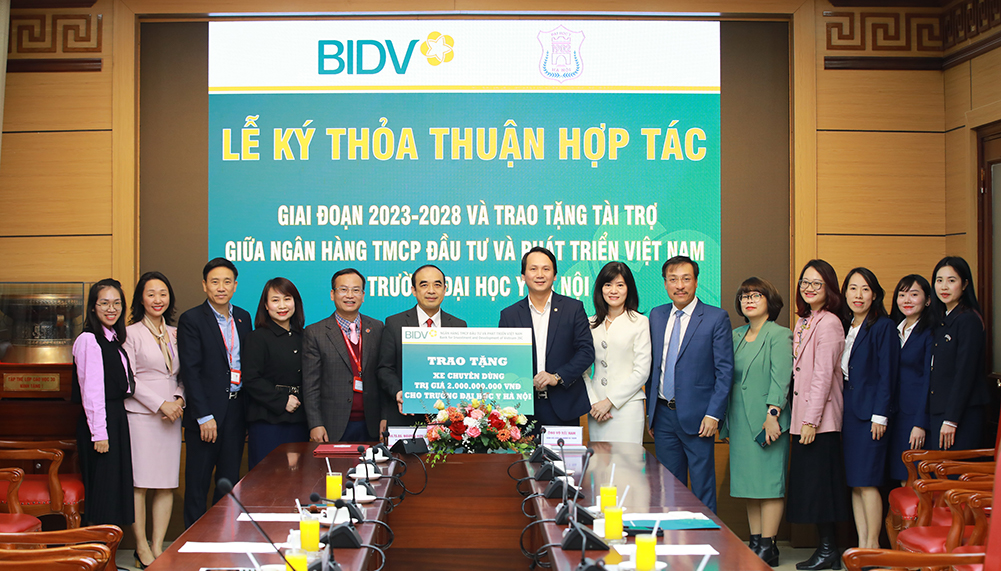 Đại diện lãnh đạo BIDV và Bệnh viện Đại học Y ký kết thoả thuận.