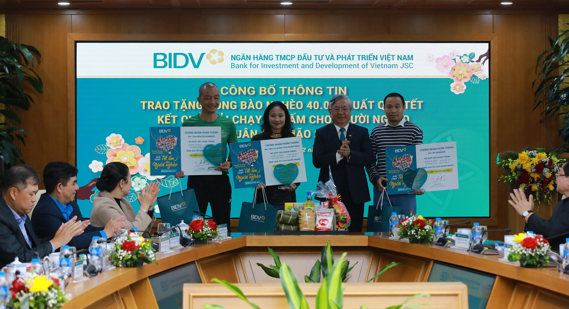 BIDV trao tặng các đội đạt thành tích cao của Giải chạy BIDVRun - Tết ấm cho người nghèo 2023.
