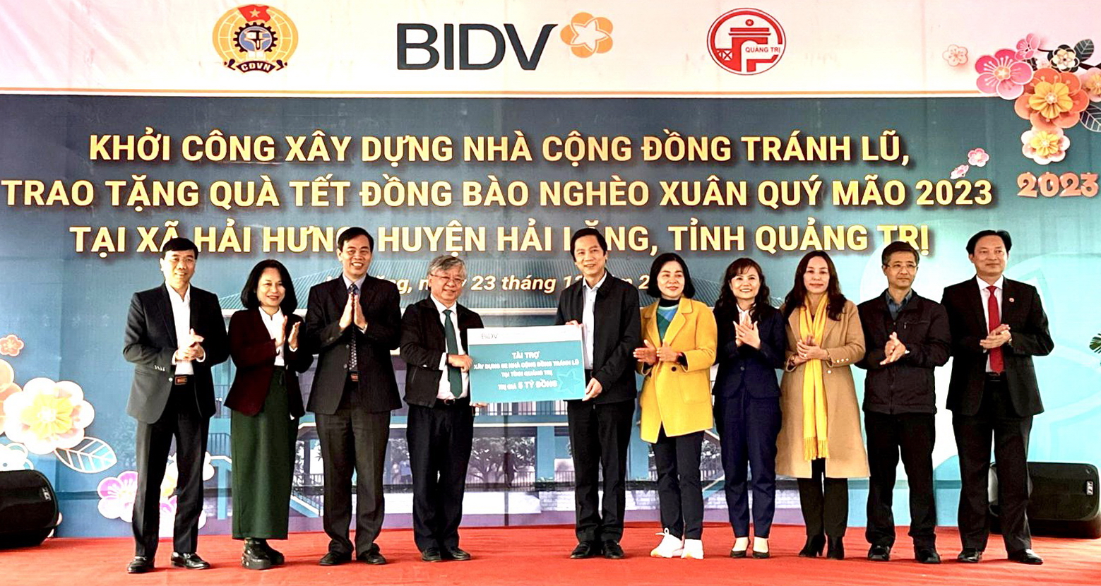 BIDV trao biển tài trợ 02 Nhà cộng đồng tránh lũ tại Quảng Trị.