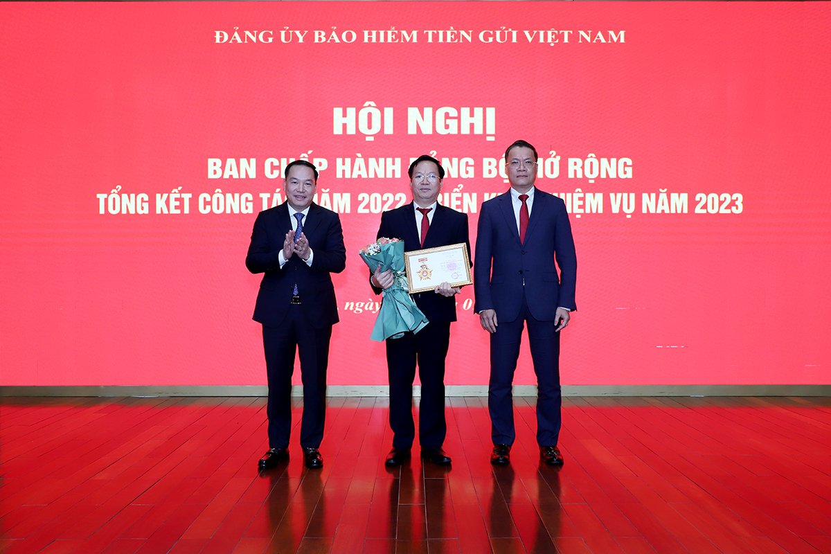 Phó Bí thư thường trực Đảng ủy Khối DNTW Nguyễn Đức Phong phát biểu giao nhiệm vụ đối với các đồng chí nhận Quyết định.