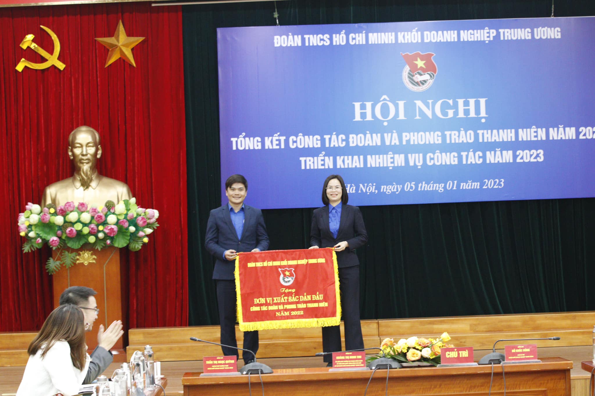 Đồng chí Hoàng Thị Minh Thu - Bí thư Đoàn Khối trao cờ thi đua xuất sắc dẫn đầu cho Đoàn Tập đoàn CN Than - Khoáng sản Việt Nam
