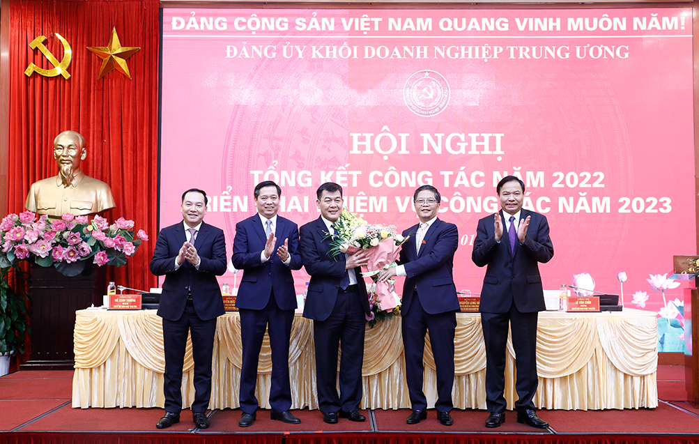 Trưởng Ban Kinh tế Trung ương Trần Tuấn Anh tặng hoa chúc mừng Đảng bộ Khối Doanh nghiệp Trung ương.