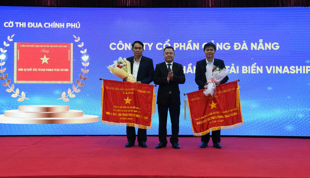 Thừa ủy quyền của Thủ tướng Chính phủ, đồng chí Nguyễn Ngọc Cảnh, Phó Chủ tịch Ủy ban quản lý vốn Nhà nước tại doanh nghiệp trao Cờ thi đua Chính phủ cho các đơn vị của VIMC hoàn thành viên xuất sắc.
