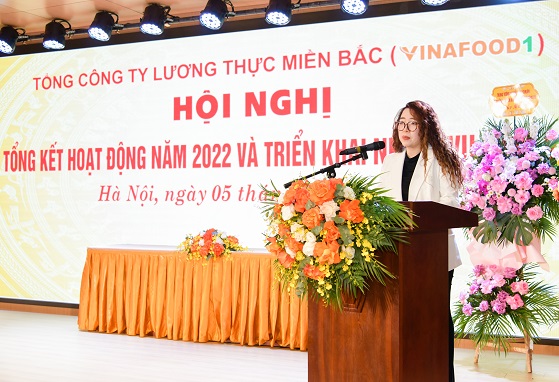 Đ/c Bùi Thị Thanh Tâm, Bí thư Đảng ủy, Chủ tịch HĐTV Tổng công ty phát biểu khai mạc hội nghị.